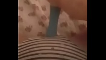 Teen use the toy to fuck her pussy